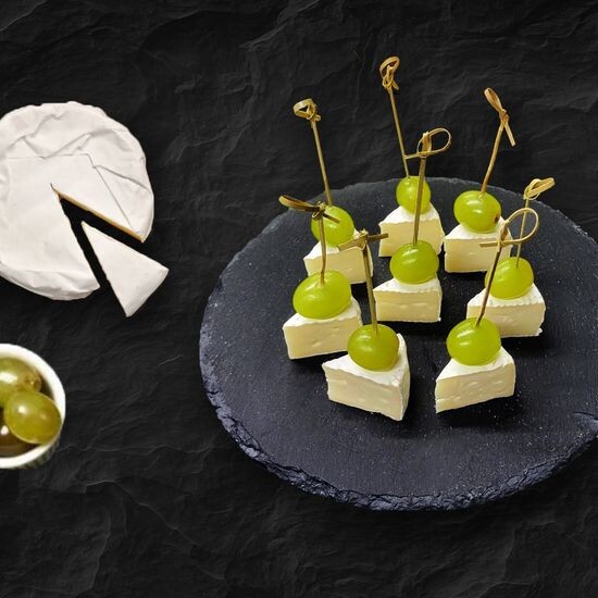 Канапе камамбер и белый виноград