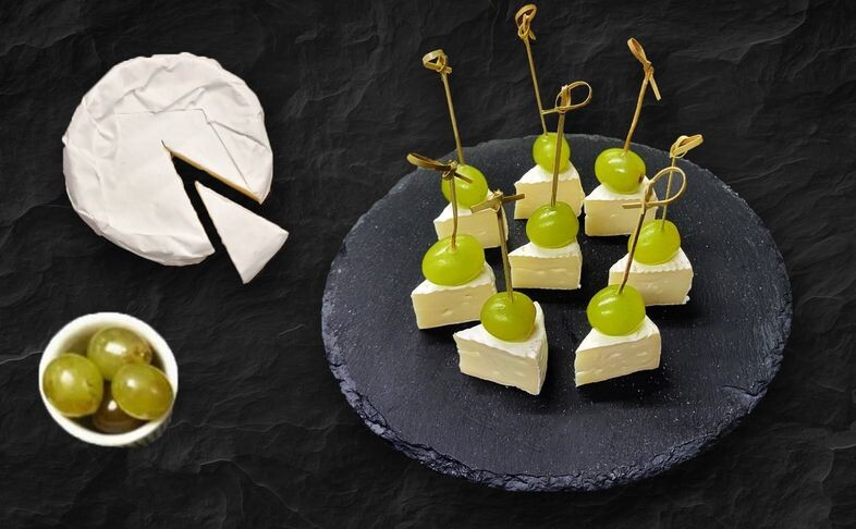 Канапе камамбер и белый виноград