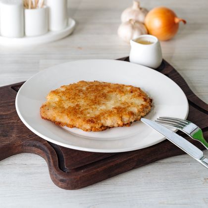 Свиной шницель в сухарях панко