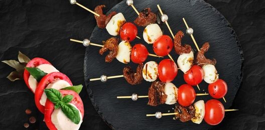 Капрезе с вялеными томатами