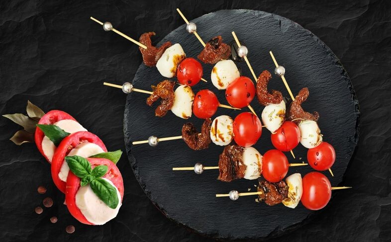 Капрезе с вялеными томатами