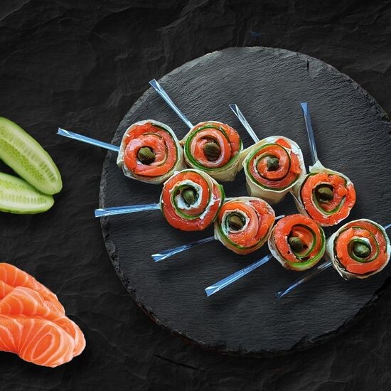 Рулетики с лососем