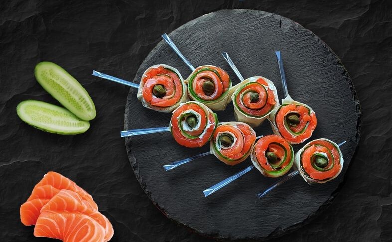 Рулетики с лососем