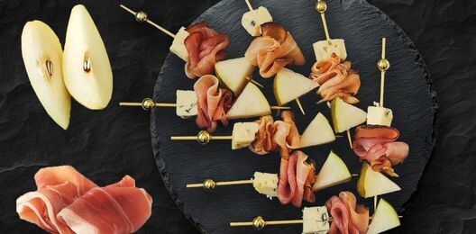 Канапе с пармой и грушей