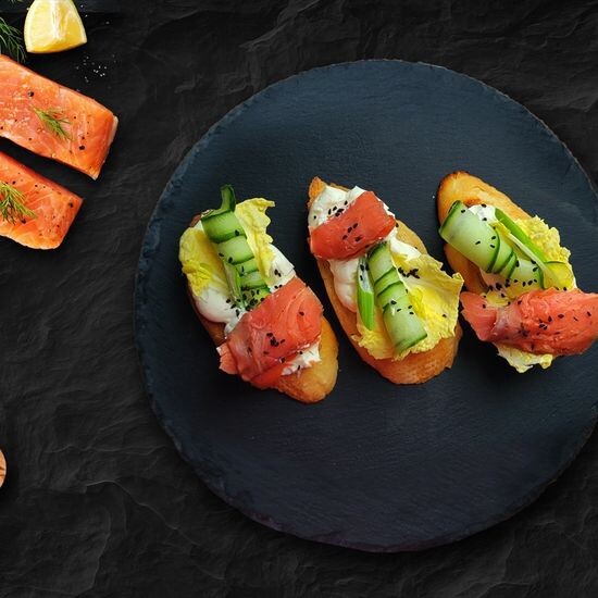 Брускетты с лососем