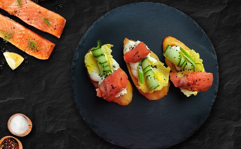 Брускетты с лососем