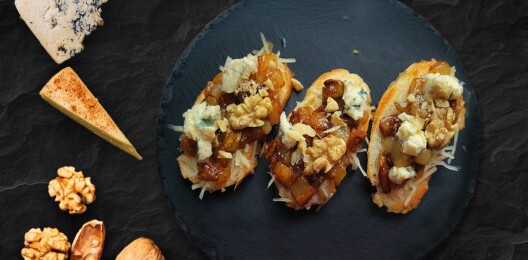 Брускетты с грушей и Дорблю