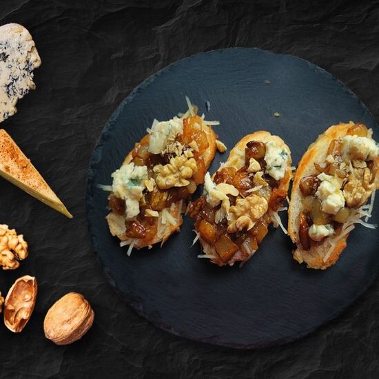 Брускетты с грушей и Дорблю