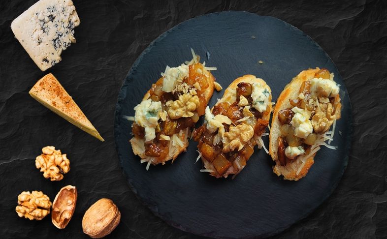 Брускетты с грушей и Дорблю