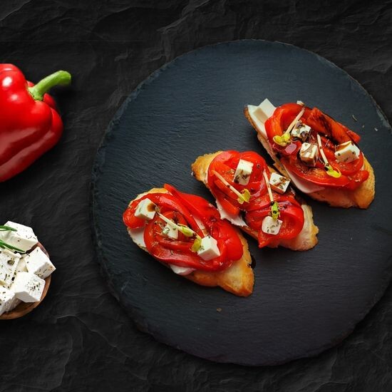 Брускетты с печеным перцем