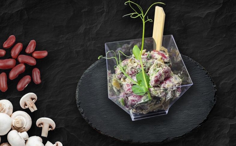 Салат с фасолью, грибами и грецким орехом