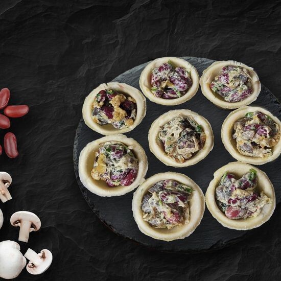 Тарталетки с фасолью, грибами и грецким орехом