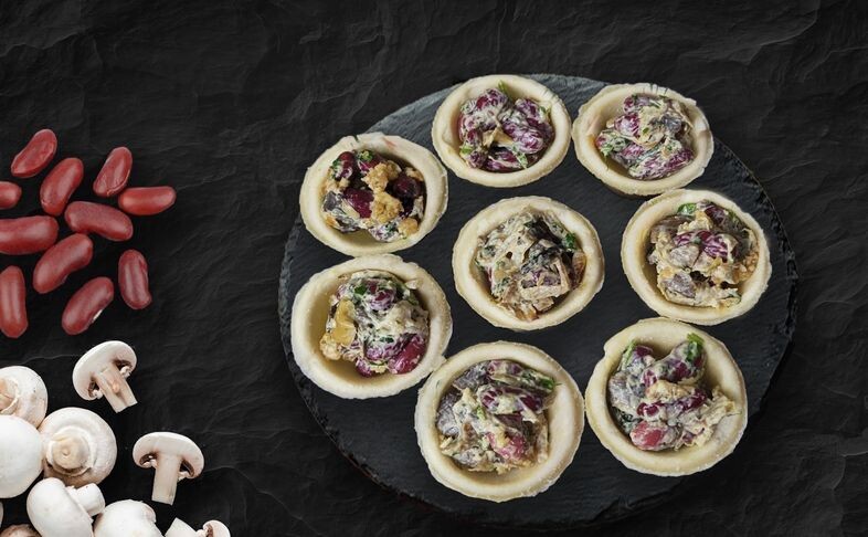 Тарталетки с фасолью, грибами и грецким орехом