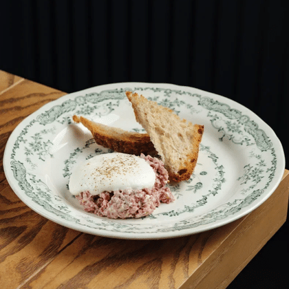 ТАРТАР из говядины  с хлебом "Тартин" и муссом из пармезана