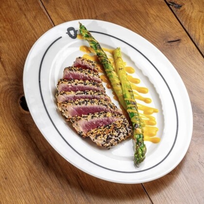Стейк из тунца сухого вызревания со спаржей