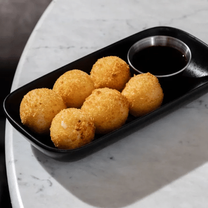 Сырные крокеты с черносмородиновым соусом