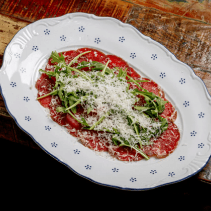 Карпаччо из говядины с руколой и пармезаном