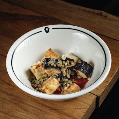 Теплый салат с баклажанами и печеным перцем