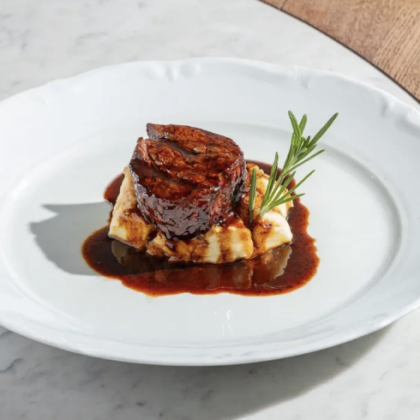 Говяжий стейк с соусом Бургунь и картофельным пюре