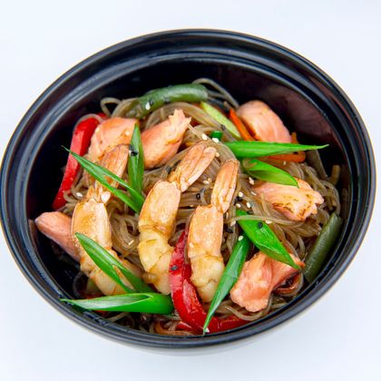 Удон с креветками, лососем, овощами и соусом на выбор