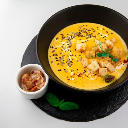 Крем суп сливочно-сырный с беконом и сухариками
