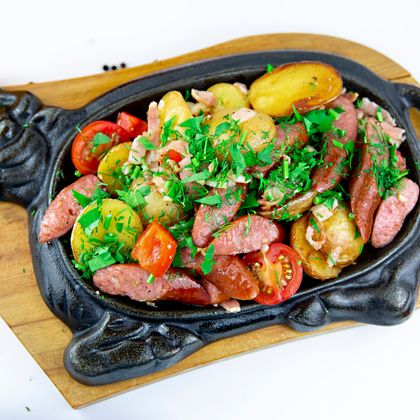 Картофель с беконом, охотничьими колбасками и сладким перцем