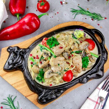 Свинина с грибами и луком в сливочном соусе