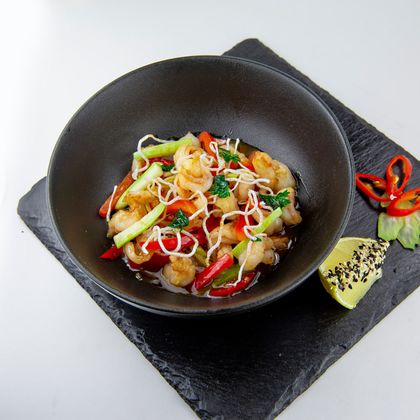 Королевские креветки в кисло - сладком соусе с овощами