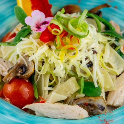 Феттуччине с куриным филе и шампиньонами