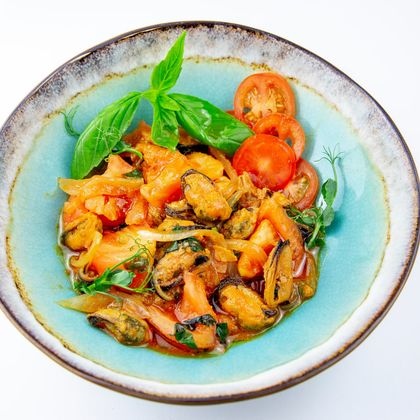 Мидии, жаренные с луком и томатами в пряном соусе