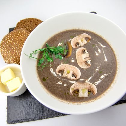 Крем-суп грибной с хрустящей булочкой и маслом