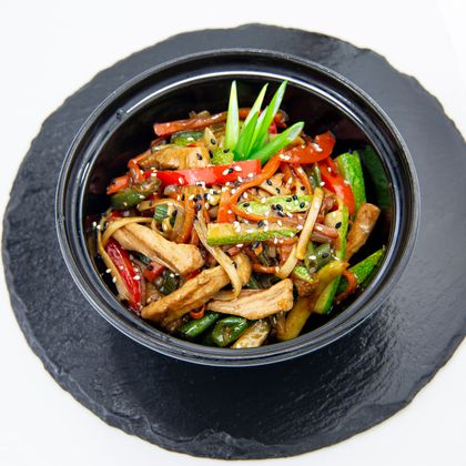 Удон с курицей, овощами и соусом на выбор