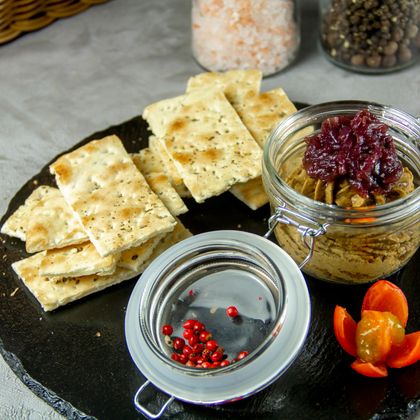 Нежный паштет из куриной печени с луковым конфитюром и хрустящей фокачей