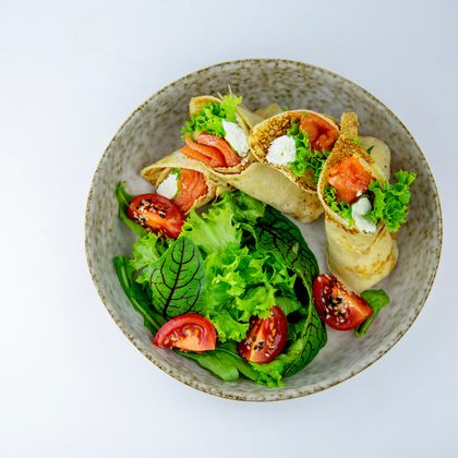 Блины со слабосоленым лососем, зеленью и сливочным сыром