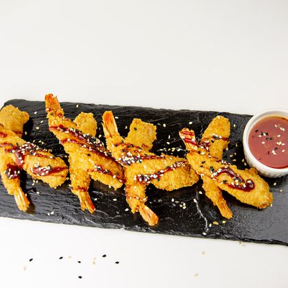 Тигровая креветка в сухарях панко, подается с соусом свит чили