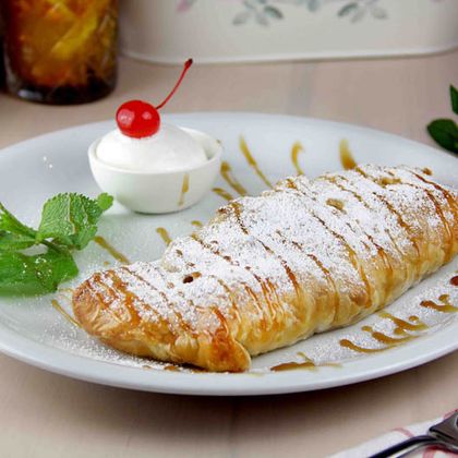 Штрудель с вишней / ягодами