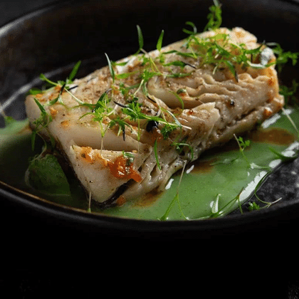 Черная треска, авокадо, соус базилик, томатная сальса