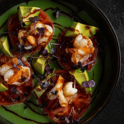 Креветки, авокадо, томаты, соус базилик