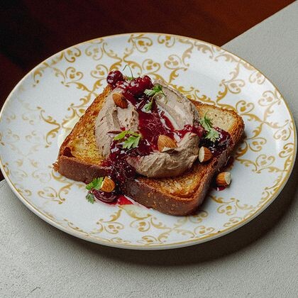 Паштет из куриной печени на бриоши с вишей и ламбиком