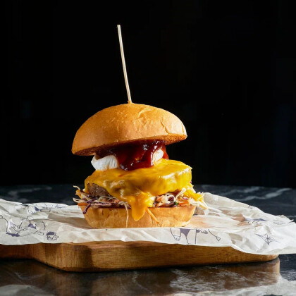 Бургер Техас с горгонзолой и яйцом пашот