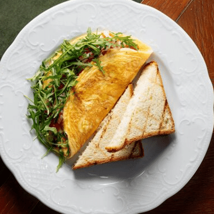 Яйца с томатами и сыром моцарелла