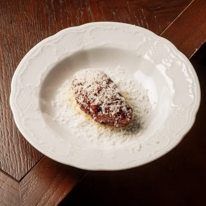 Тартар из говядины с кремом из анчоусов