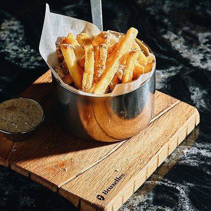 Картофель фри с трюфельным соусом и пармезаном