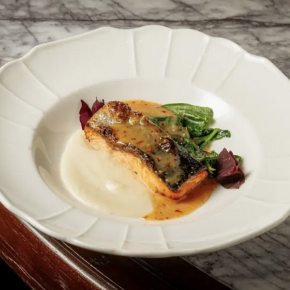 Лосось со шпинатом и соусом понзу