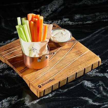 Морковные и сельдерейные палочки с чесночным соусом