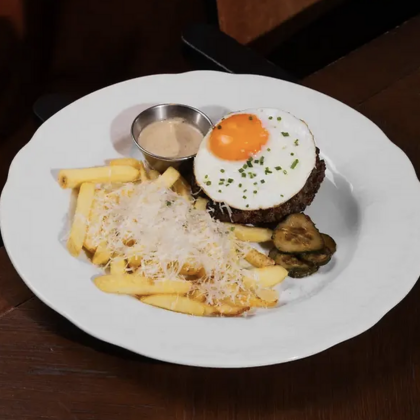 Бифштекс с перечным соусом и картофелем фри