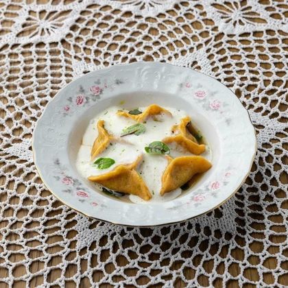 Пельмени с томленой уткой и муссом из пармезана