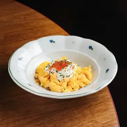 Скрембл со страчателлой и красной икрой