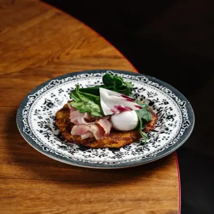 Драник с беконом и яйцом пашот