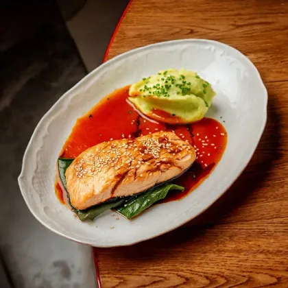 Лосось с томатной эмульсией и картофельным пюре с васаби